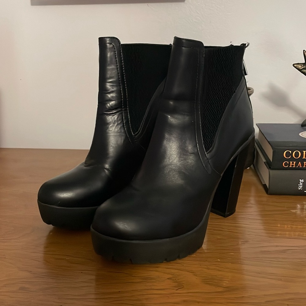 New woman’s size 8 Amanda platform heel bot by Steve Madden
